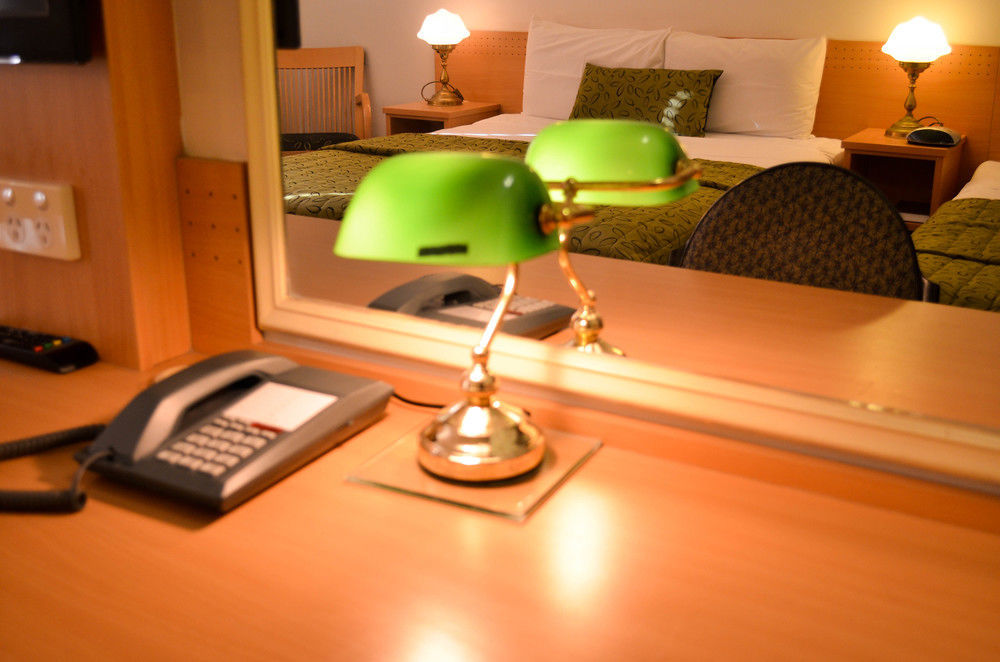Airport Motel 3*